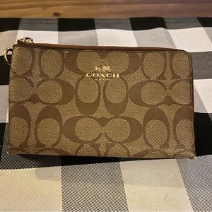 Double Corner Zip Wristlet In Signature Canvas